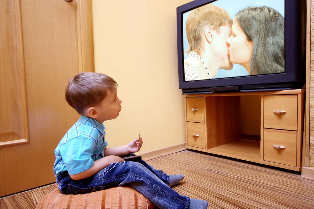 Повторяют ли дети. Мальчик у телевизора. Телевидение для детей. Телевизор для детей. Влияние телевидения на детей.