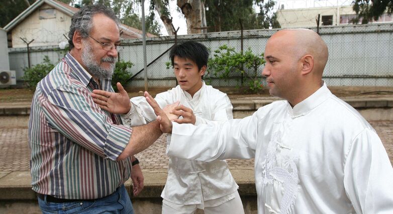 מימין: מאסטר פישר, המורה הסיני של פישר, וסגן מנהל מרפאת הכאב, ד