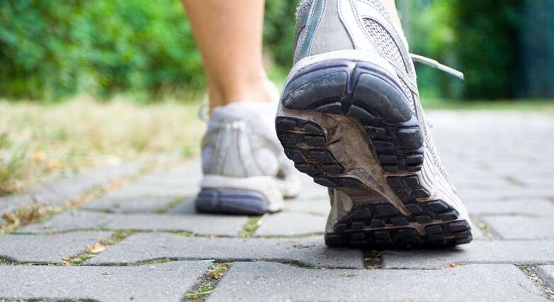הליכה היא פעילות שקל לשלב בחיי היום-יום (צילום: Shutterstock)