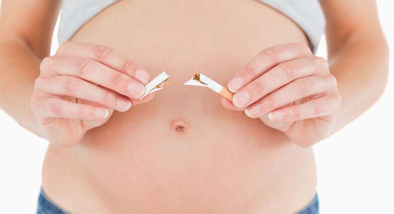 חשיפת העובר לעישון עלולה לפגוע בהתפתחות הריאות (צילום: Shutterstock)