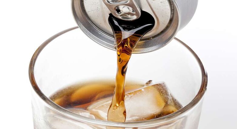 משקאות דיאטטיים נקשרו לסיכון גבוה מעט יותר לדיכאון בהשוואה למשקאות ממותקים לא דיאטטיים (צילום: Shutterstock)
