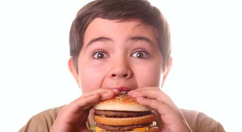  גם למי שכבר חולה באסתמה, ארוחת המבורגר וצ'יפס לא תעשה טוב (צילום: Shutterstock)