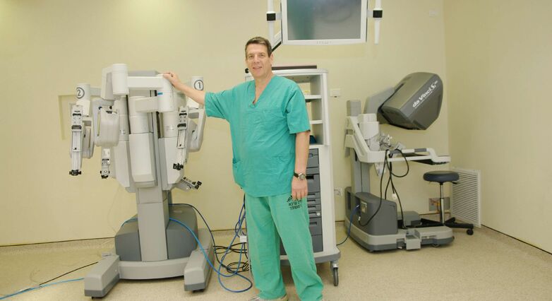 פרופ' רמון ליד הרובוט החדש (תצלום: יחידת הדוברות בית החולים שיבא)