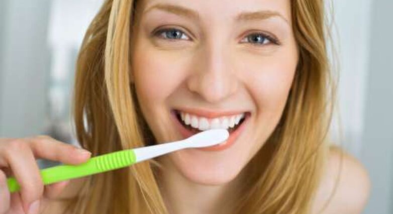 אלה שמצחצחים שיניים לעיתים רחוקות הם בעלי סיכון גבוה ב- 70 אחוז למחלות לב מאנשים שמצחצחים פעמיים ביום (צילום: אתר סטוק פוטוז) 
