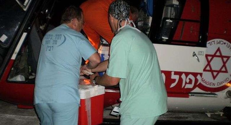 צוות בית החולים פוריה מעלה את האיברים למסוק (צילום דוברות הבית חולים פוריה)