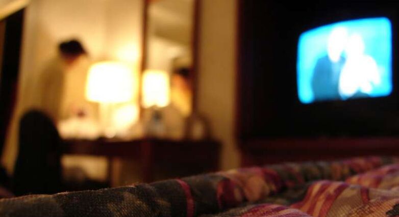 האם האור שבוקע מהטלוויזיה בלילה גורם להשמנה? (צילום: panthermedia)