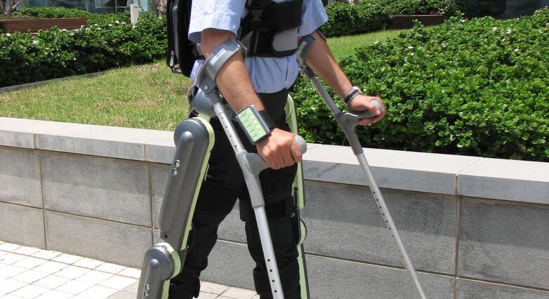 ראדי כיוף, אשר נפצע במהלך שירותו הצבאי ונותר משותק, מצליח לעמוד וללכת עם ReWalk (צילום:Argo Medical Technology)