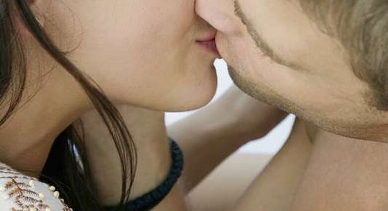 כשהשפתיים נפגשות יכולה להיווצר שרשרת שינויים כימיים שיסובבו לכם את הראש (צילום: panthermedia)