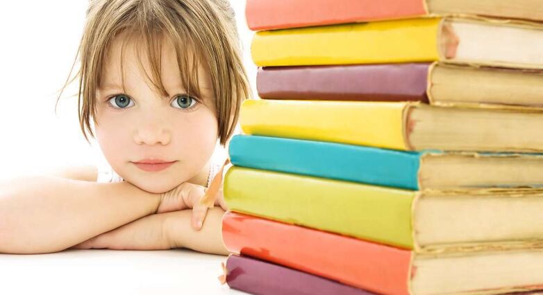 ארגנו לילדכם סביבת למידה קבועה בבית, שם יהיו מונחים כל החפצים הקשורים לבית-הספר (צילום: Shutterstock)