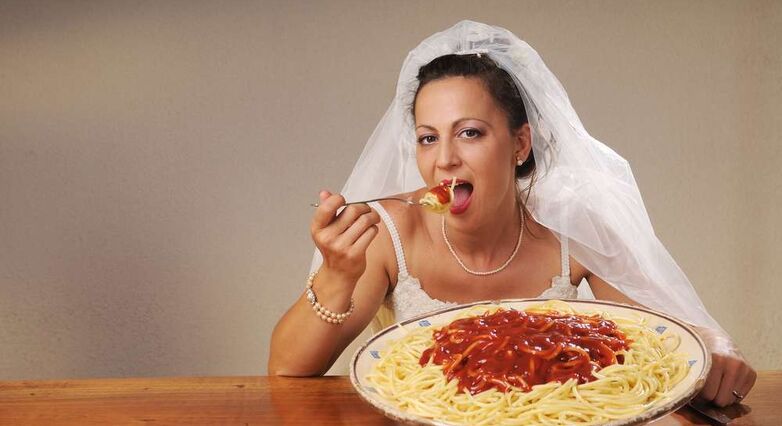 הסיכוי לעליה גדולה במשקל גבוה יותר בקרב נשים שהתחתנו וגברים שהתגרשו (צילום: Shutterstock)