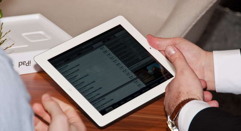 האייפד מאפשר קריאה של ספרים ועיתונים (צילום:Shutterstock)