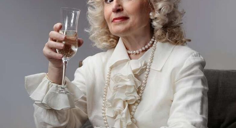 לנשים ששתו מעט לעיתים קרובות היה סיכוי גבוה יותר להזדקנות בריאה מנשים ששתו מידי פעם (צילום: Shutterstock)