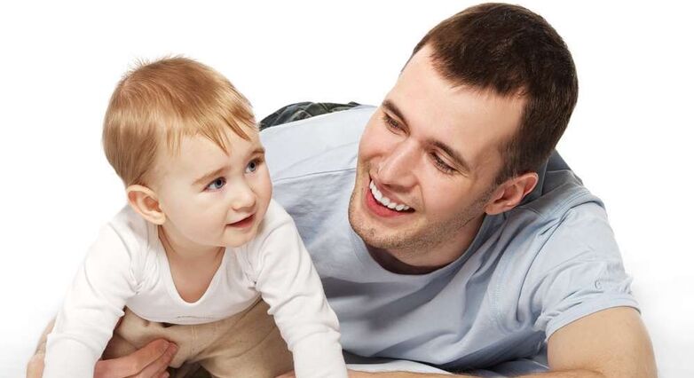 רמות ההורמון ירדו באופן משמעותי במיוחד בקרב אבות שהיו מעורבים יותר בטיפול בילד (צילום: Shutterstock)