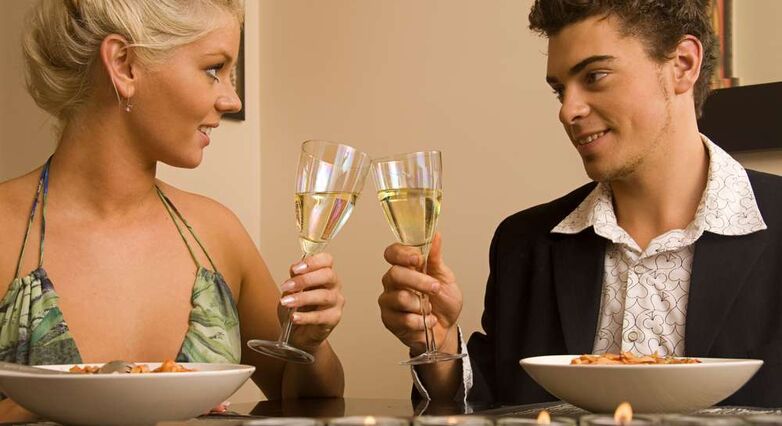 גברים אוכלים יותר בחברת נשים, נשים אוכלות פחות בחברת גברים (צילום: Shutterstock)