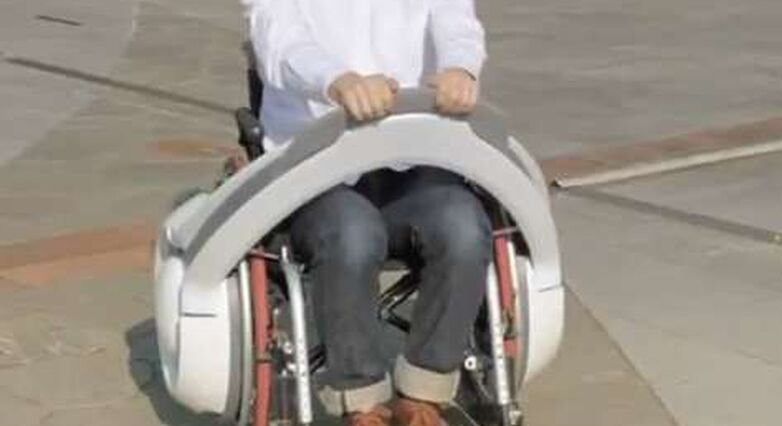 מתקן שמתלבש על כסא הגלגלים מאפשר להתנייד במהירות 