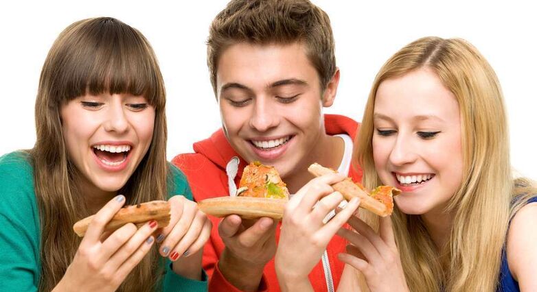 אוכלים יותר כדי לגרום לאחרים להרגיש בנוח (צילום: Shutterstock)