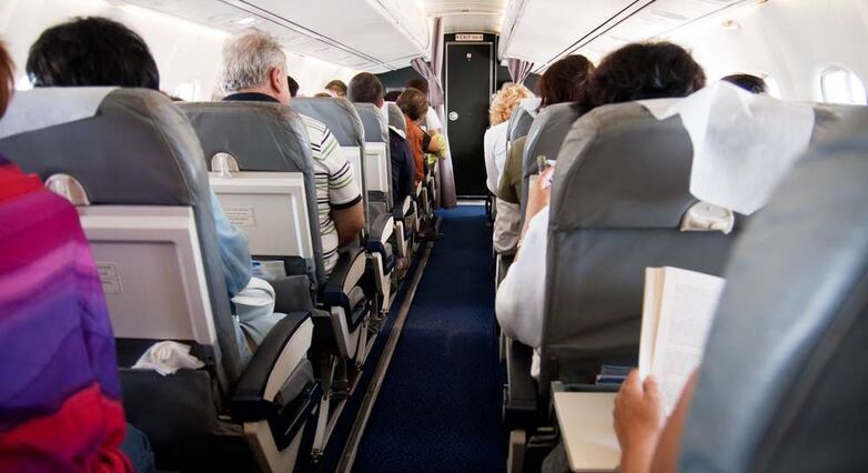 ישיבה ליד חלון עלולה להעלות את הסיכון לקרישי דם בטיסות (צילום: Shutterstock)