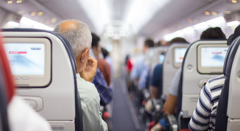 הסיכון לקרישי דם בטיסות ארוכות גבוה במיוחד. גם ישיבה ליד חלון מעלה את הסיכון (צילום: Shutterstock)