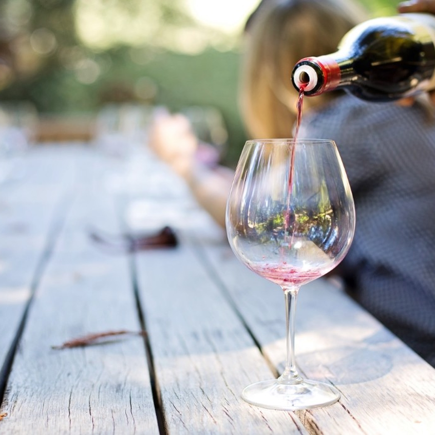 היתרונות והחסרונות של צריכת יין אדום על ידי חולי טרשת נפוצה