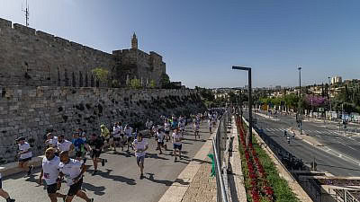 Thousands of runners take part in the annual Jerusalem marathon on April 4, 2025. Photo by Yonatan Sindel/Flash90 *** Local Caption ***  ריצה
מרתון
ירושלים
המון