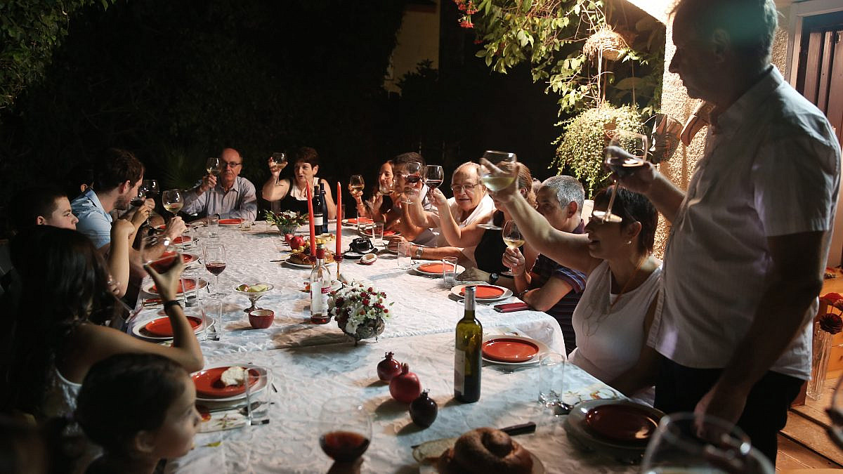 ארוחה משפחתית חגיגית בערב ראש השנה (צילום: נתי שוחט, פלאש 90) ארוחה משפחתית חגיגית בערב ראש השנה (צילום: נתי שוחט, פלאש 90)