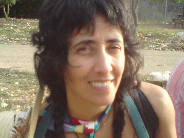 אפרת בנור מטפלת בשיאצו ודיקור
