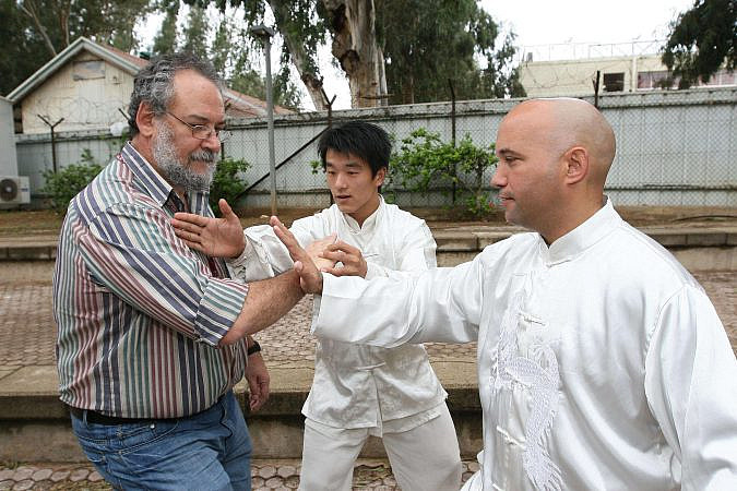 מימין: מאסטר פישר, המורה הסיני של פישר, וסגן מנהל מרפאת הכאב, ד מימין: מאסטר פישר, המורה הסיני של פישר, וסגן מנהל מרפאת הכאב, ד