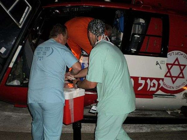 צוות בית החולים פוריה מעלה את האיברים למסוק (צילום דוברות הבית חולים פוריה)