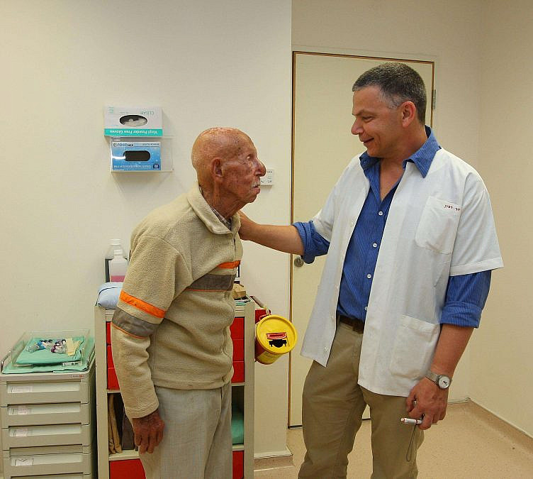 מאיר קורנר וד''ר יצחק רמון (צילום: פיטר פליטר) מאיר קורנר וד''ר יצחק רמון (צילום: פיטר פליטר)