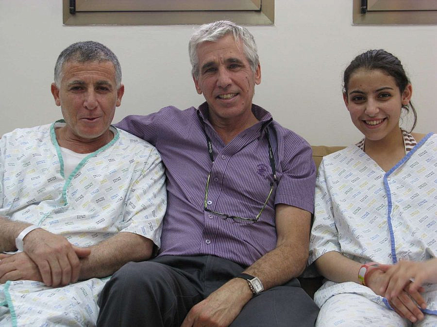 סג'ה המושתלת, פרופ' איתן מור והאבא סוהיר (צילום: דוברות בילינסון)