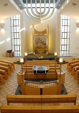 וודא שמישהו בבית הכנסת יודע שהנך חולה סוכרת ומה לעשות במקרי חירום (צילום: Shutterstock)