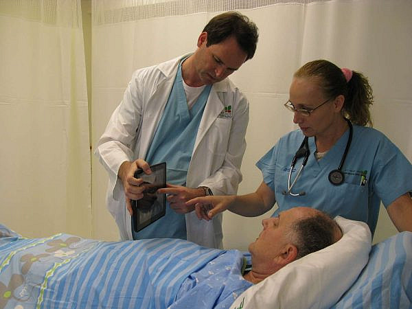 פרופ' קורנובסקי וד''ר חנה וקנין אסא מסבירים מהלך צנתור (צילום: דוברות בית החולים)