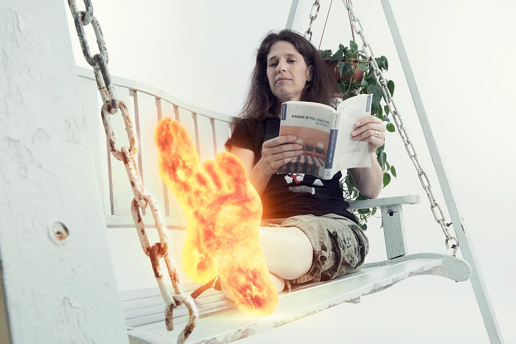 הפרעות תחושה - התסמין הנפוץ ביותר אינו מהתסמינים החמורים ביותר (בתמונה: עינת מילר מקהילת טרשת נפוצה בכמוני. צילום: אוה גז. עיבוד תמונה: לירן טביב) הפרעות תחושה - התסמין הנפוץ ביותר אינו מהתסמינים החמורים ביותר (בתמונה: עינת מילר מקהילת טרשת נפוצה בכמוני. צילום: אוה גז. עיבוד תמונה: לירן טביב)
